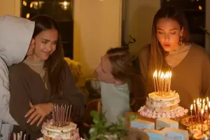 20 ildən sonra ilk dəfə ad gününü tək qeyd etdi - Fotolar