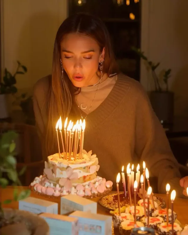 20 ildən sonra ilk dəfə ad gününü tək qeyd etdi - Fotolar