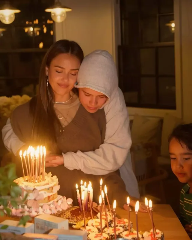 20 ildən sonra ilk dəfə ad gününü tək qeyd etdi - Fotolar