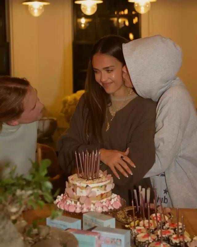 20 ildən sonra ilk dəfə ad gününü tək qeyd etdi - Fotolar