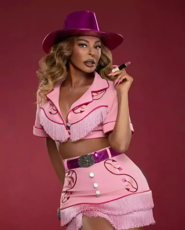 Aygün Kazımovadan çəhrayı kovboy “look”u