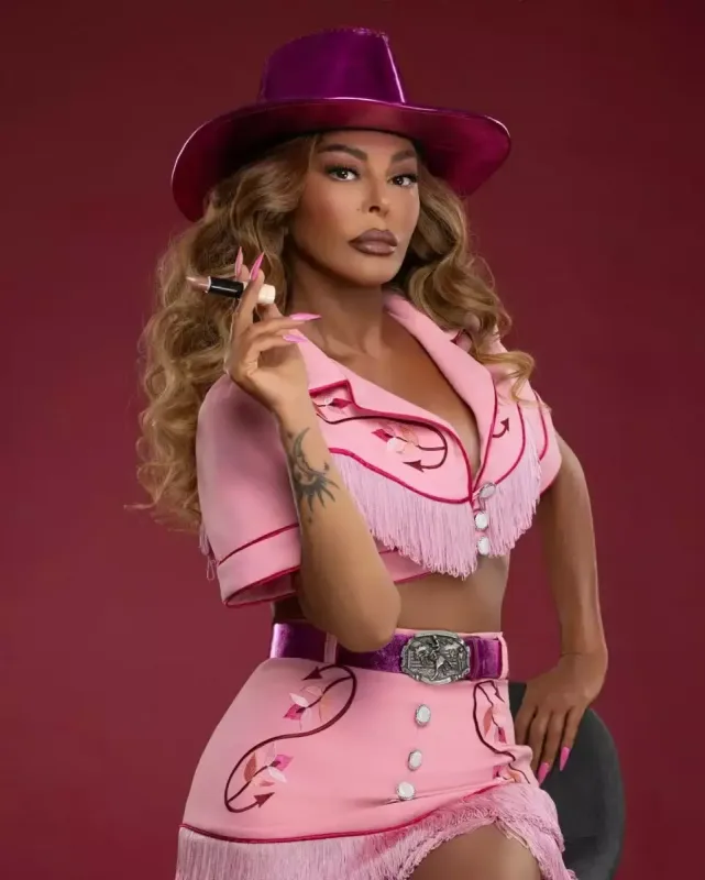 Aygün Kazımovadan çəhrayı kovboy “look”u