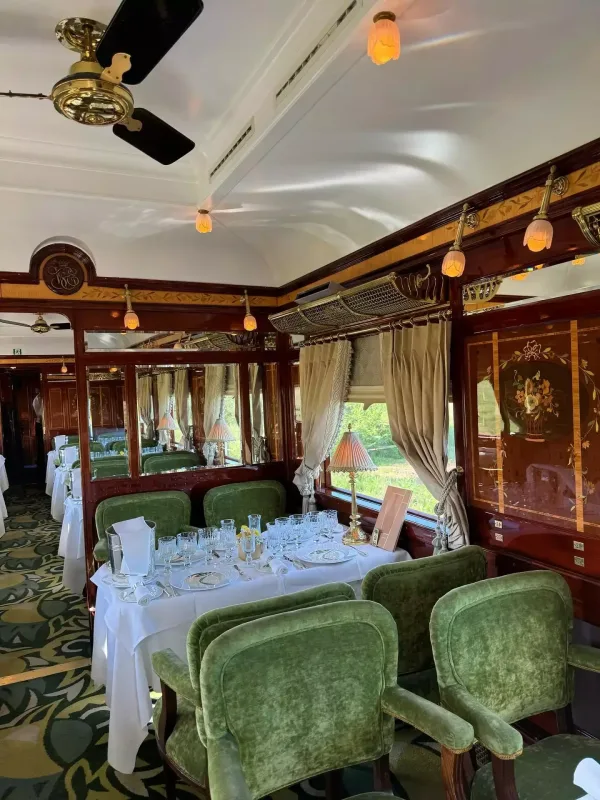 Roma-Paris qatarında romantik anlar...