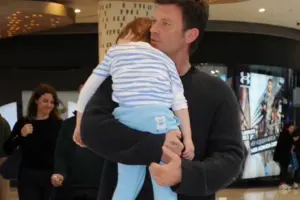 Oğlu ilə görüntüləndi