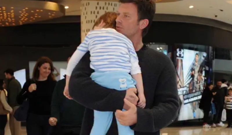 Oğlu ilə görüntüləndi