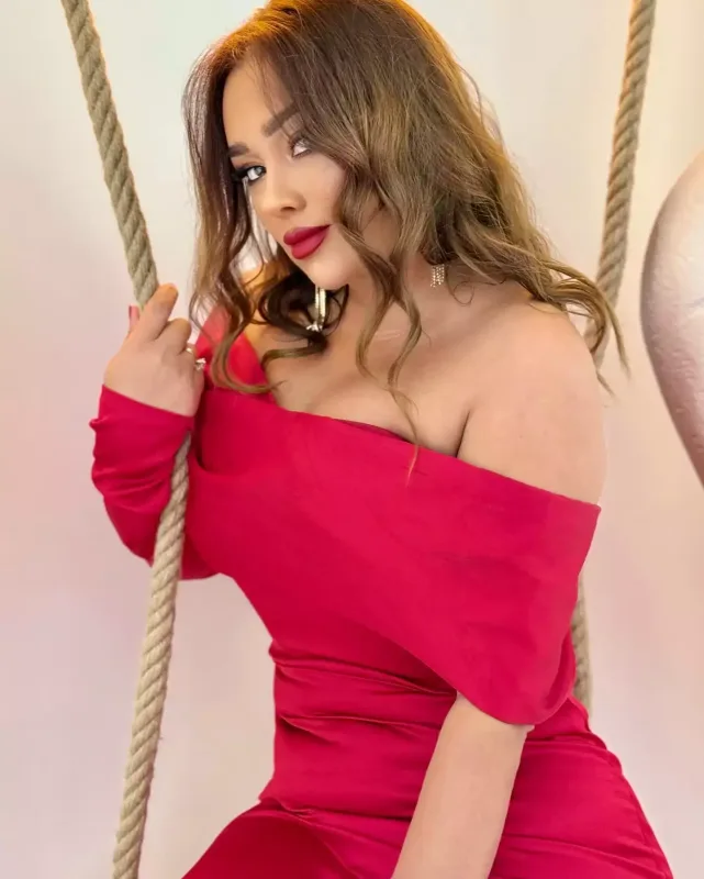 Xatirənin dekolteli libası diqqət çəkdi