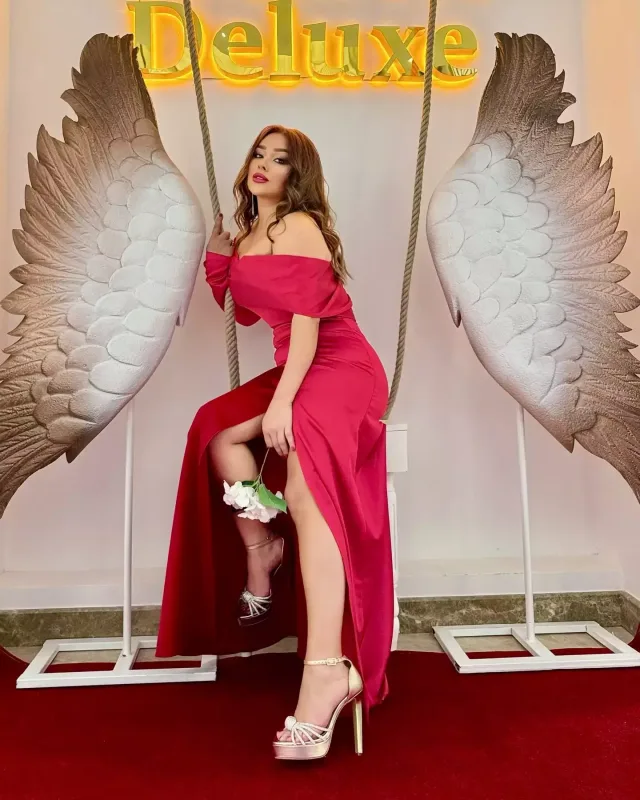 Xatirənin dekolteli libası diqqət çəkdi