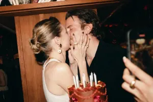 Cici Hadid 20 yaş böyük sevgilisi ilə