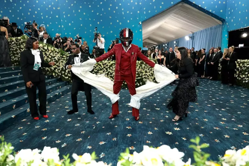 “Met Gala”dan maraqlı görüntülər... - Yenilənib