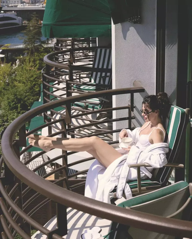 Nəsrindən eyvanda çəkiliş...