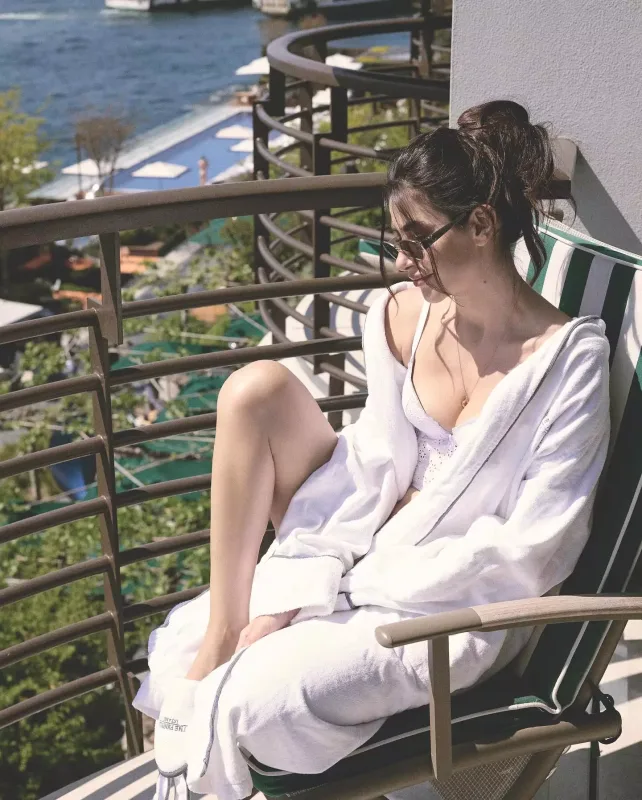 Nəsrindən eyvanda çəkiliş...