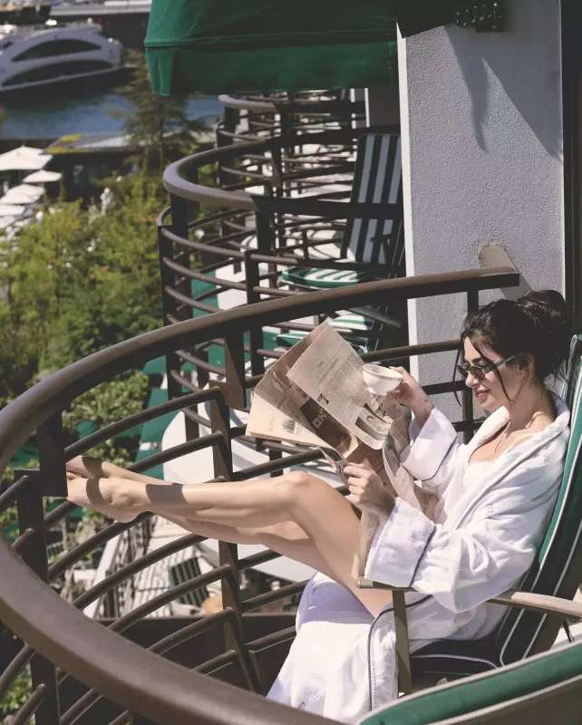 Nəsrindən eyvanda çəkiliş...