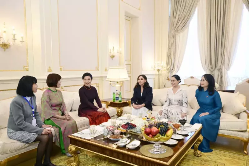 Birinci xanımlar görüşdü - Foto