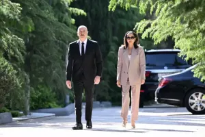 İlham Əliyev və xanımı Heydər Əliyevin məzarını ziyarət etdi - Fotolar