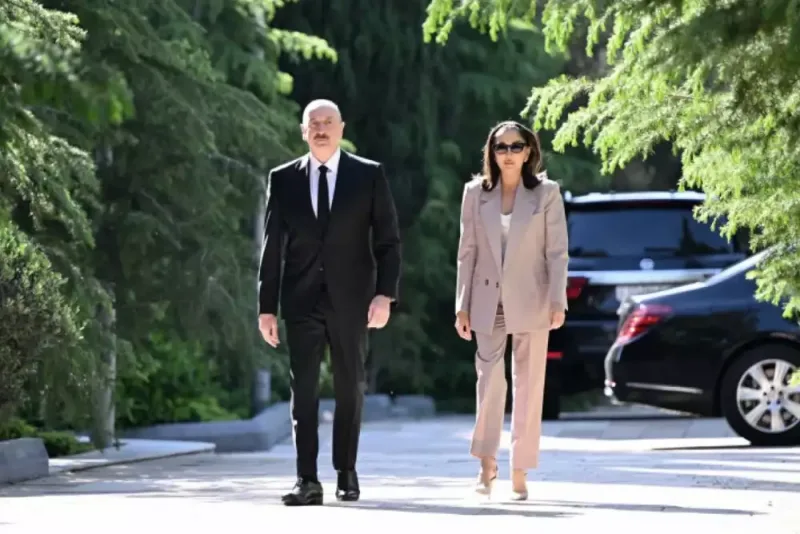 İlham Əliyev və xanımı Heydər Əliyevin məzarını ziyarət etdi - Fotolar