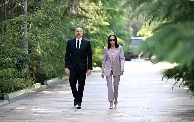 İlham Əliyev və xanımı Heydər Əliyevin məzarını ziyarət etdi - Fotolar