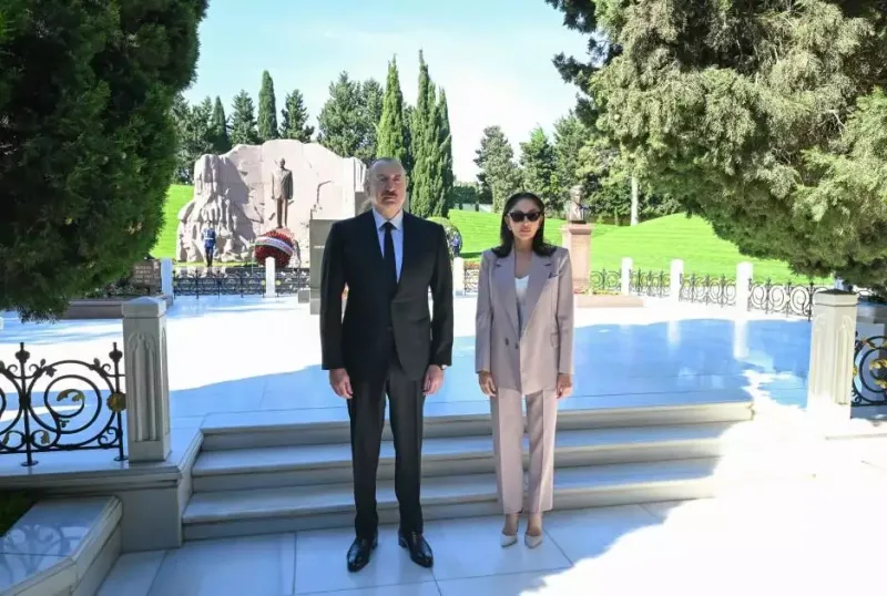 İlham Əliyev və xanımı Heydər Əliyevin məzarını ziyarət etdi - Fotolar