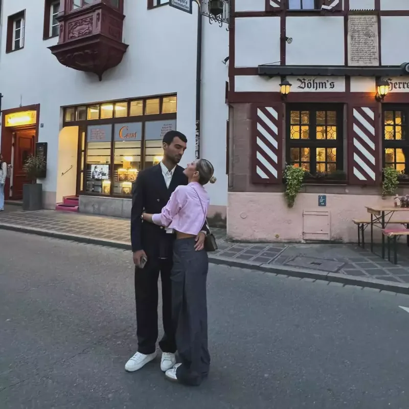 Mahir bacısı və sevgilisi ilə…