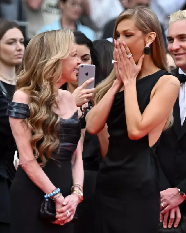 Qırmızı xalıda Bella şou!