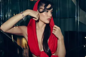 Handedən dekolteli “Kann” libası!