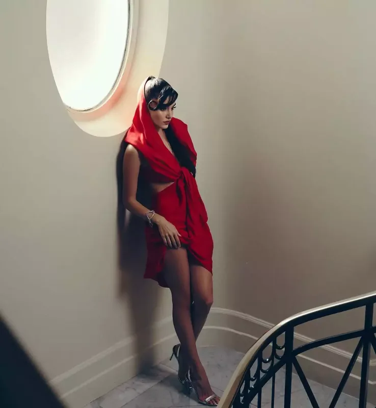 Handedən dekolteli “Kann” libası!