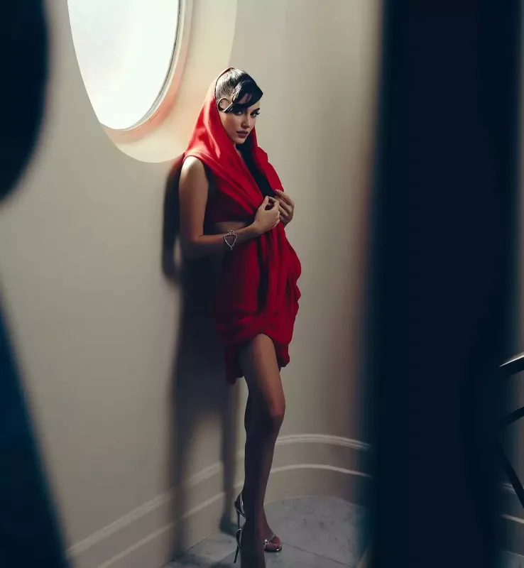 Handedən dekolteli “Kann” libası!