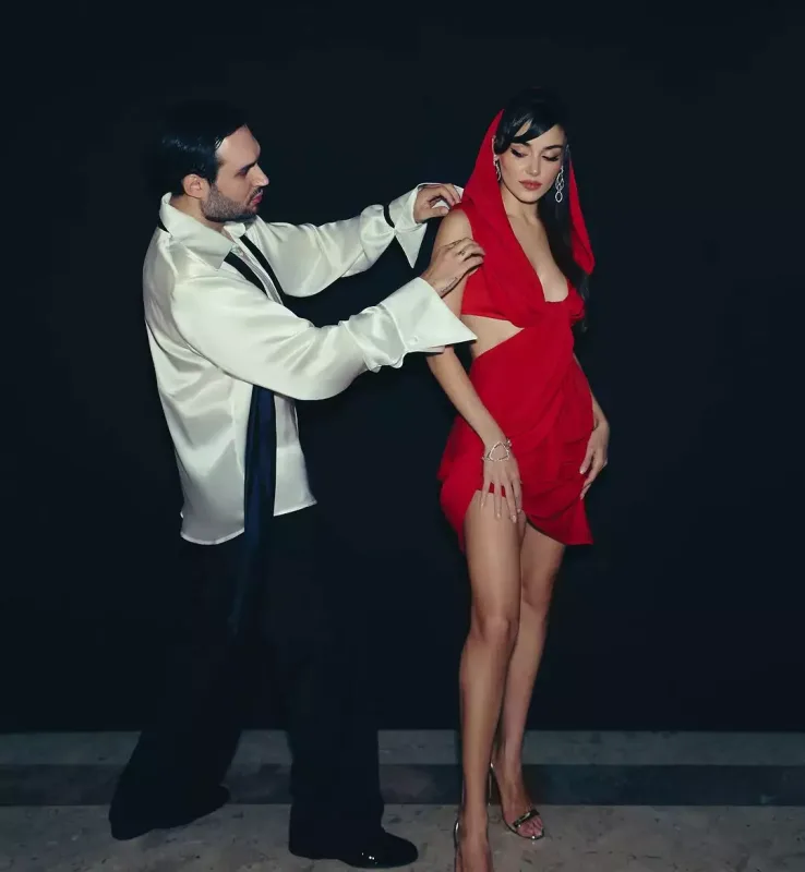 Handedən dekolteli “Kann” libası!