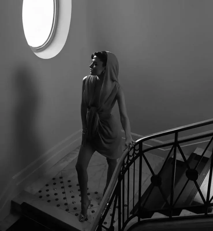 Handedən dekolteli “Kann” libası!