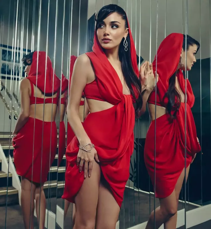 Handedən dekolteli “Kann” libası!