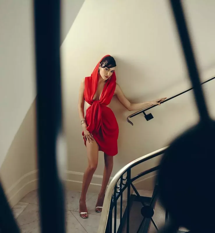 Handedən dekolteli “Kann” libası!