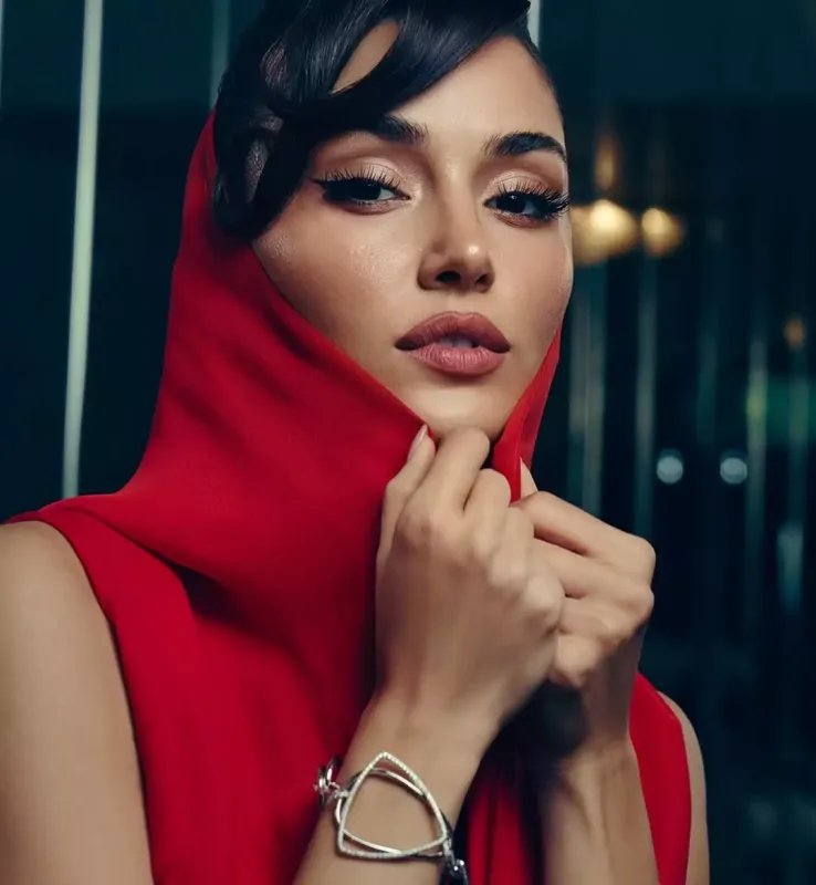 Handedən dekolteli “Kann” libası!