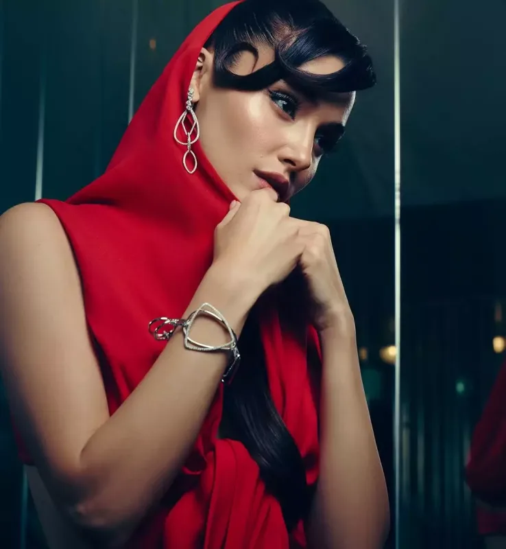 Handedən dekolteli “Kann” libası!