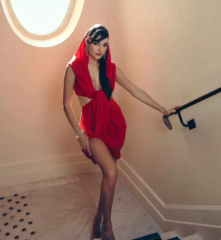 Handedən dekolteli “Kann” libası!