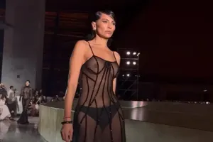 Günay Bakıda podiuma transparan libasda çıxdı