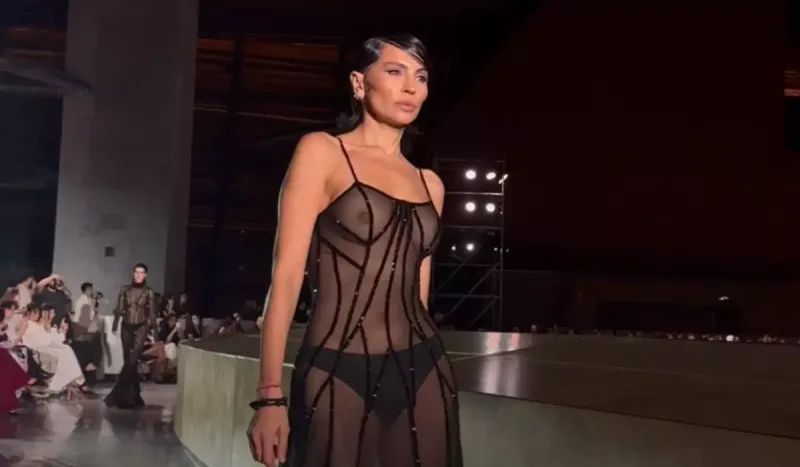 Günay Bakıda podiuma transparan libasda çıxdı