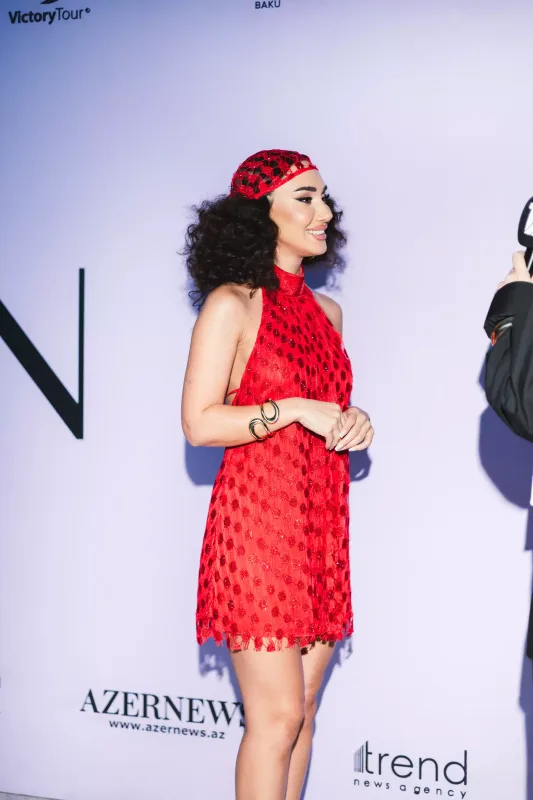 Serenayla Mehin eyni libasda!