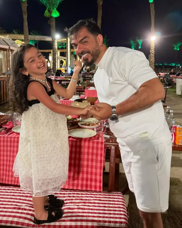 Yaşardan qızı ilə fotolar