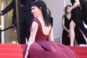 Kara Delevin qırmızı xalıda!