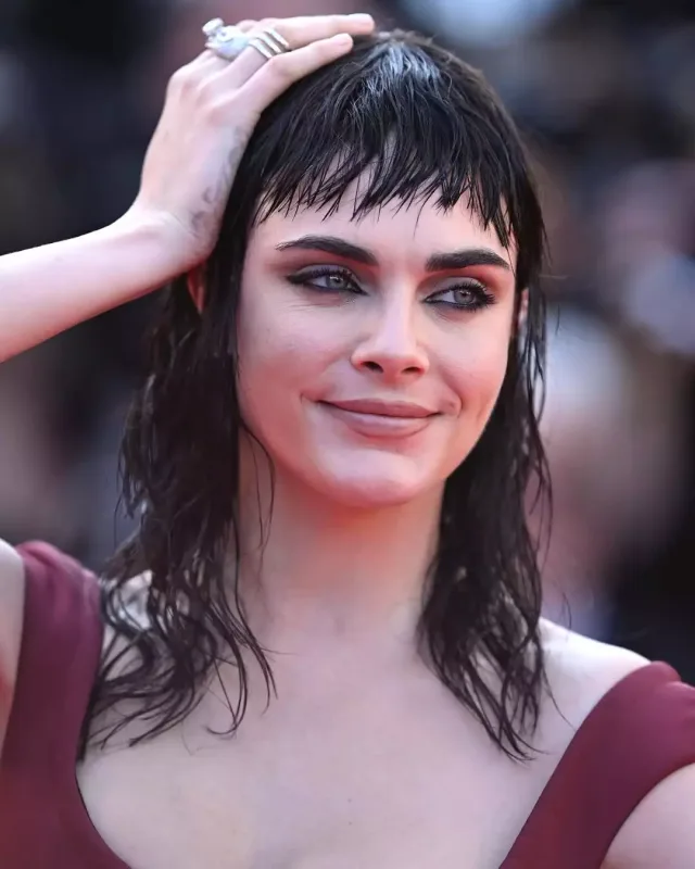 Kara Delevin qırmızı xalıda!