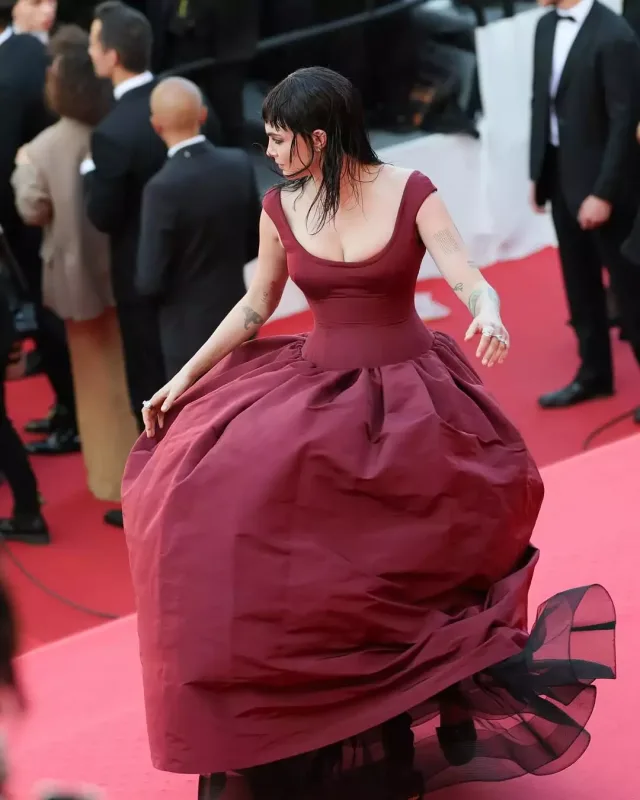 Kara Delevin qırmızı xalıda!