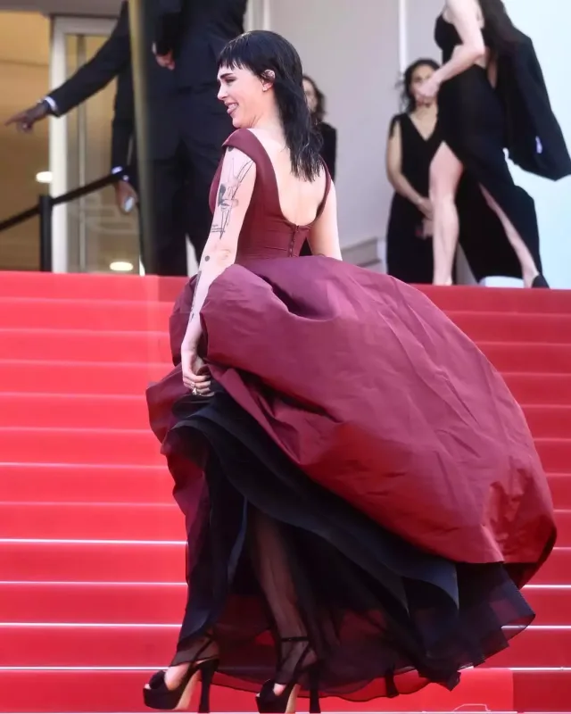 Kara Delevin qırmızı xalıda!