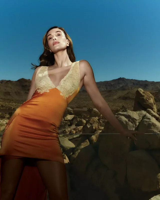 Heyli Biber ilk dəfə təkbaşına “Vogue”da!