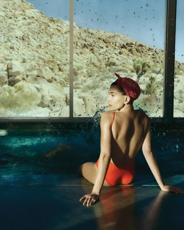 Heyli Biber ilk dəfə təkbaşına “Vogue”da!