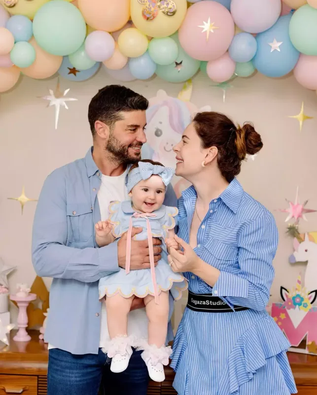 Qızlarının 1 yaşı oldu