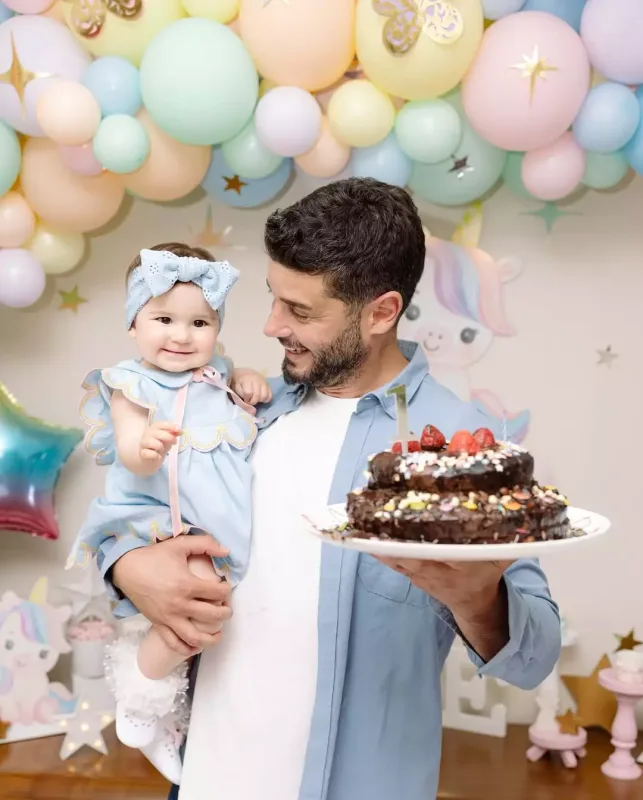 Qızlarının 1 yaşı oldu