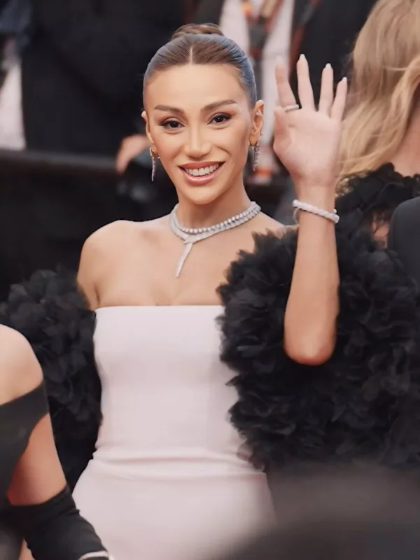 Röya Ayxan qırmızı xalıda!