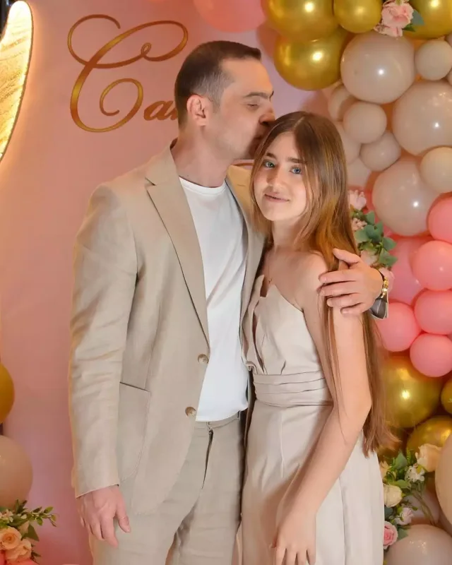 Emil Bədəlov qızları ilə