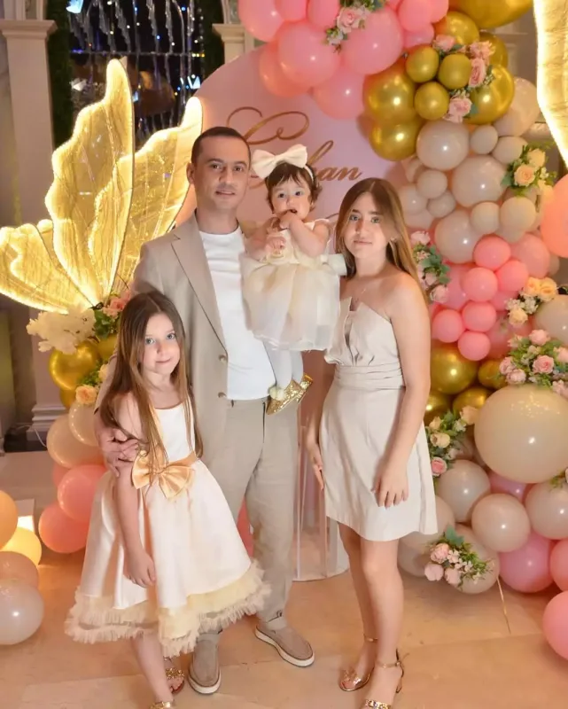 Emil Bədəlov qızları ilə