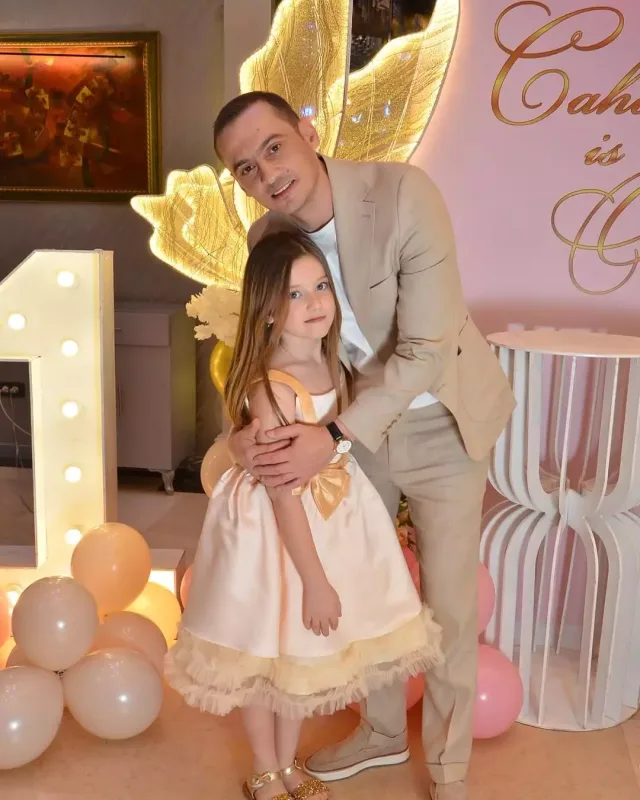 Emil Bədəlov qızları ilə