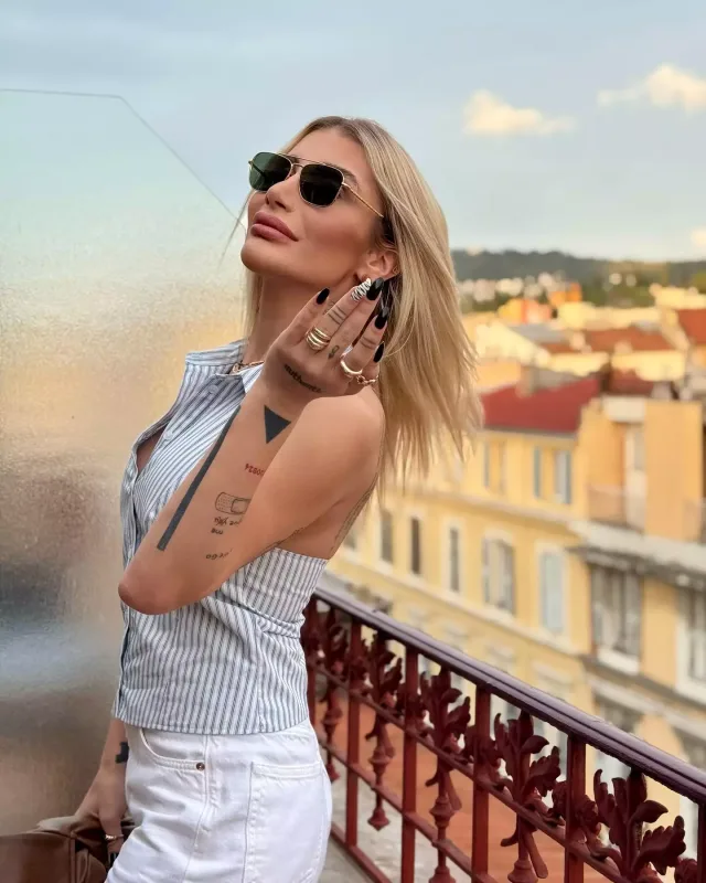 İrem sevgilisi ilə Fransaya getdi